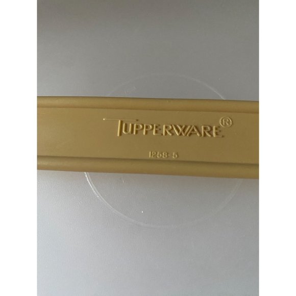 Tupperware 13" D Harvest Gold Cake Carrier/Keeper 1256-5) with Handle (1258-5) - Picture 3 of 9